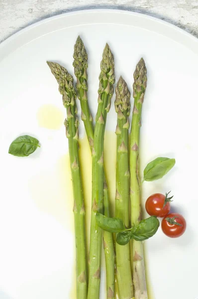 Green asparagus with olive oil — Stock Photo, Image