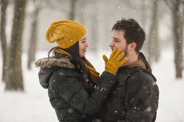Happy Young Couple Winter — Stock Photo, Image