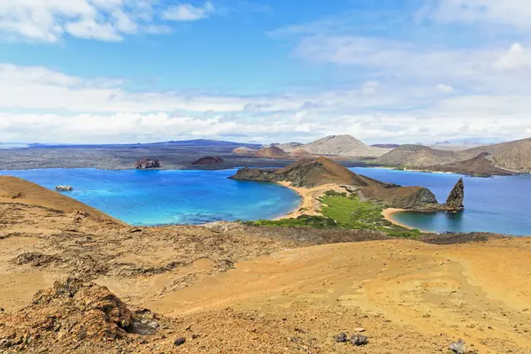 Ecuador Galapagos Öarna Bartolome Vulkaniska Landskap Med Utsikt Över Santiago — Stockfoto
