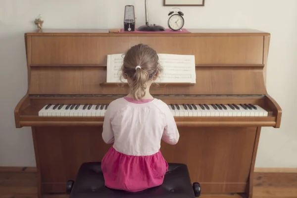 Little Girl Playing Piano Home — Stock Photo, Image