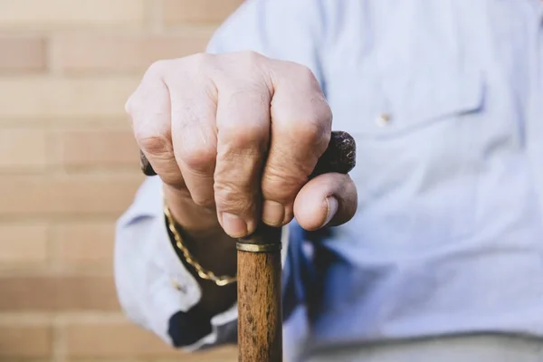 Close Old Male Hand Resting Walking Stick — Stock Photo, Image