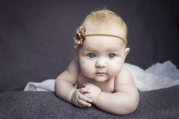 Çiçek Battaniye Var Yalan Ile Saç Bantlı Giyen Kız Bebek — Stok fotoğraf