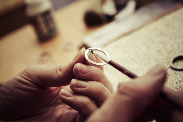 Goldsmith Trabalhando Anéis Casamento Aplicando Produtos Químicos Superfície — Fotografia de Stock