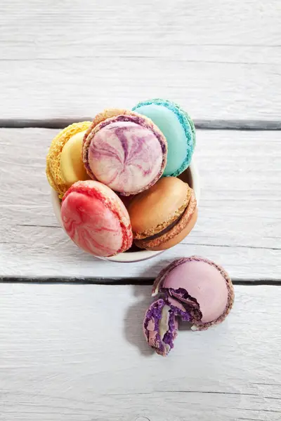 Macaron Colorati Ciotola Legno — Foto Stock