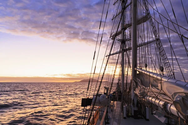 Samudera Pasifik Kapal Berlayar Kepulauan Galapagos Saat Matahari Terbenam — Stok Foto