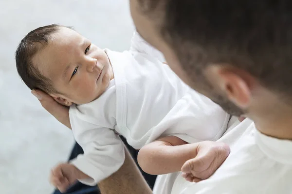 Junger Vater Hält Seinen Neugeborenen Sohn — Stockfoto