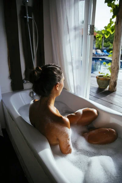Vista Posteriore Donna Rilassante Nella Vasca Bagno — Foto Stock