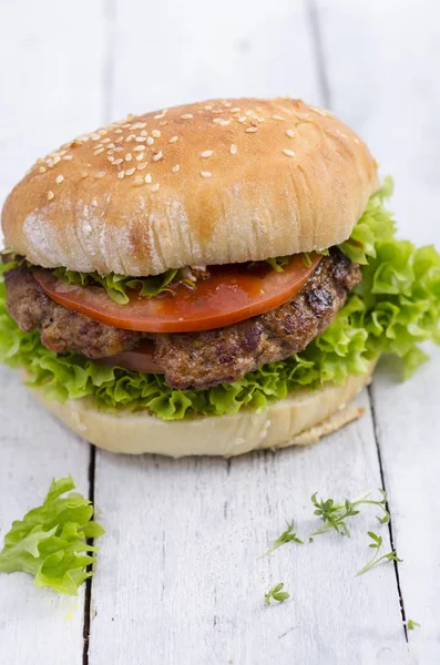 Hamburguesa Casera Con Carne Picada Lechuga Rollo Sésamo — Foto de Stock