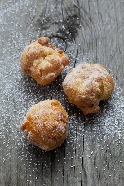 Tres Rosquillas Cuajada Con Azúcar Polvo Sobre Madera —  Fotos de Stock