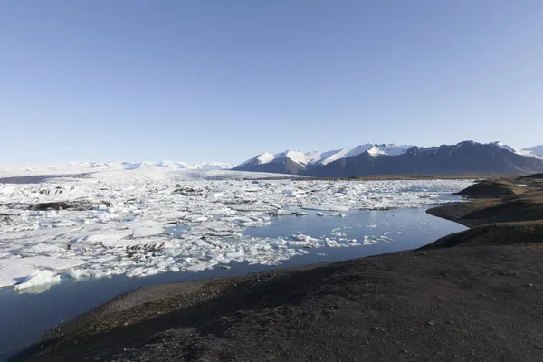 アイスランド Joekulsarlon 氷河湖 背景に青い空 — ストック写真