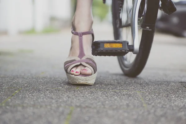 Zbliżenie Kobiece Sandały Noszenia Rower — Zdjęcie stockowe