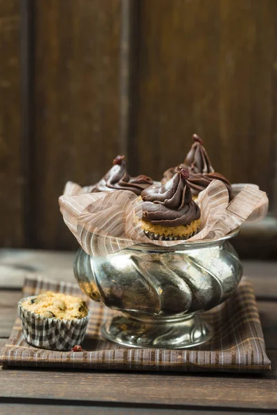 Mini Cupcakes Con Ganache Chocolate Moras Jarrón Sobre Fondo Madera — Foto de Stock