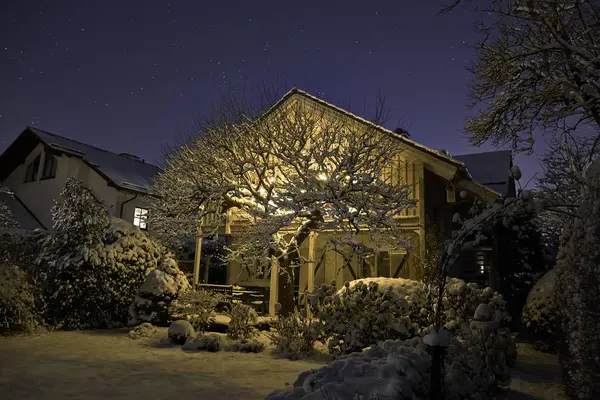 Duitsland Verlichte Één Familie Huis Met Sneeuw Bedekte Tuin Voorgrond — Stockfoto