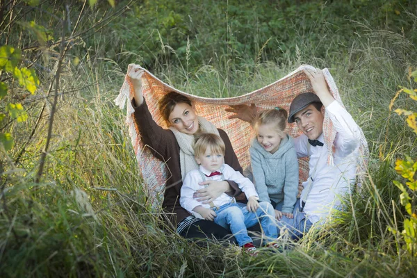 Happy Family Blanket Meadow — Stock Photo, Image