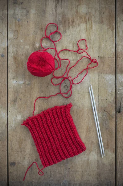 羊毛红球与木针织 — 图库照片