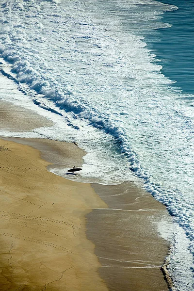 Portogallo Nazare Uomo Piedi Con Pedana Sulla Spiaggia — Foto Stock