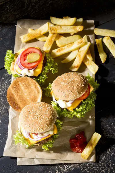 Cheeseburgers Caseiros Com Batatas Fritas — Fotografia de Stock