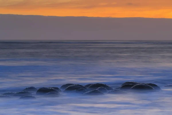 Сша Калифорния Округ Мендосино Schooner Gulch State Beach Boy Ball — стоковое фото