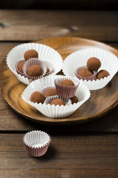 Шоколадные Трюфели Бумажных Чашках Деревянном Блюде — стоковое фото