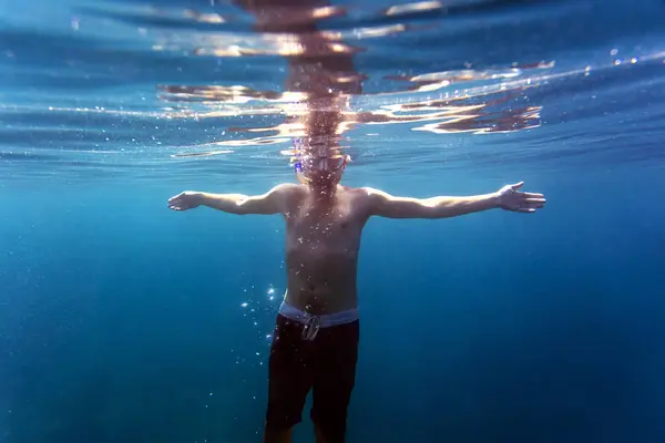 Jovem Snorkeling Durante Dia — Fotografia de Stock