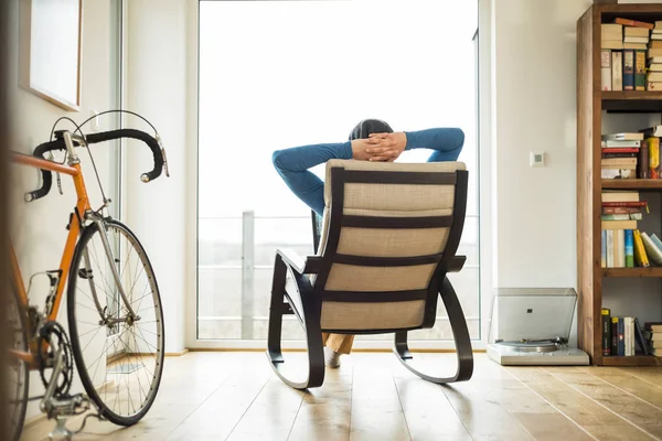 Mann Sitzt Auf Schaukelstuhl Und Schaut Aus Dem Fenster — Stockfoto