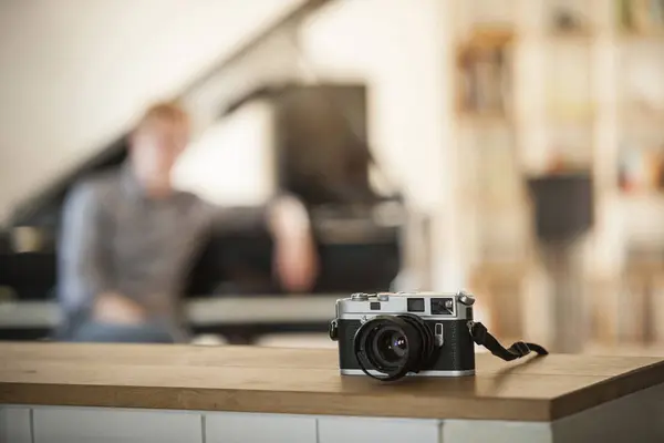 Old Camera Table Man Background — Stock Photo, Image