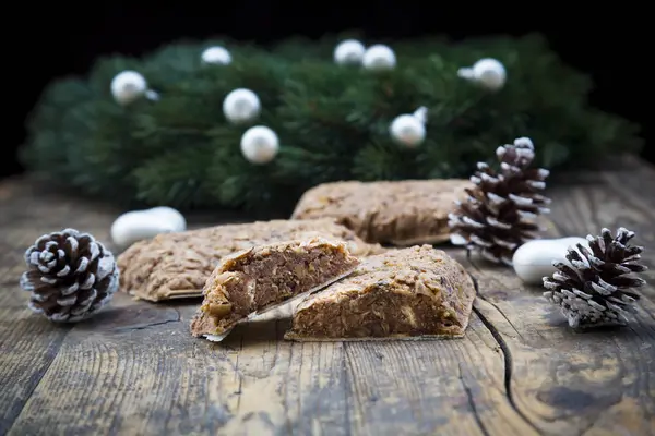 切片纽伦堡姜饼在木表面与圣诞节装饰 — 图库照片