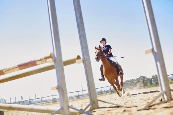 Fille Avec Cheval Sur Cours Saut Obstacles — Photo