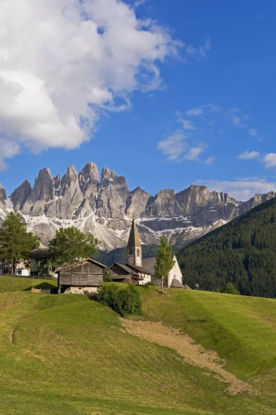 Італія Південний Тіроль Vilnoess Долина Подання Церкви Святого Магдалена Гейслер — стокове фото
