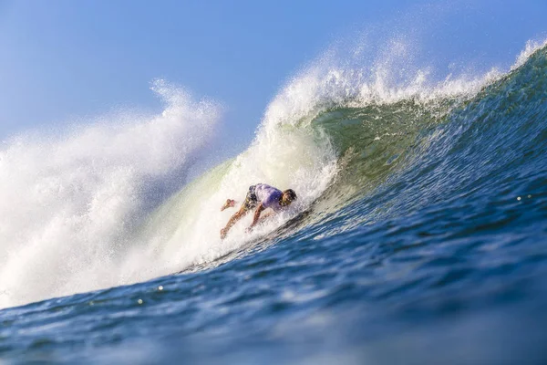 Surfista Cayendo Con Tabla Surf Ola Océano — Foto de Stock