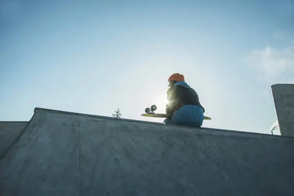 Menina no skatepark sentado na rampa — Fotografia de Stock