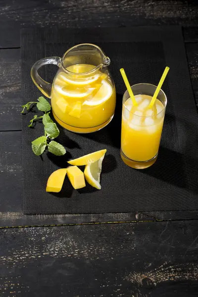 Chlazených Nealkoholických Nápojů Mangem Citron Máta Černý Dřevěný Stůl — Stock fotografie