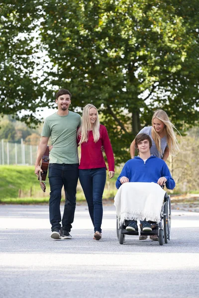 Junger Mann Rollstuhl Mit Freunden Auf Parkstraße — Stockfoto