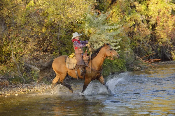 Usa Ban Wyoming Fiatal Cowboy Lovaglás Folyón — Stock Fotó