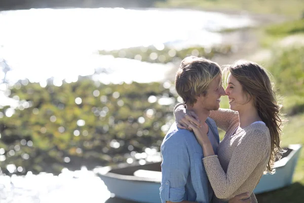 在湖边拥抱的年轻夫妇 — 图库照片