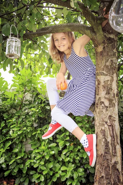 Chica Patio Trasero Escalando Árbol — Foto de Stock