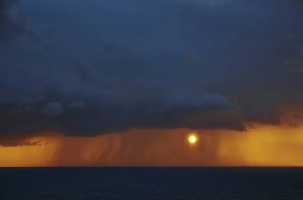 Por do sol e chuva acima do Oceano Atlântico — Fotografia de Stock