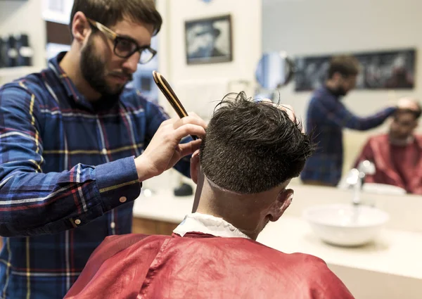 Cabeleireiro Barbear Cabelo Jovem Uma Barbearia — Fotografia de Stock