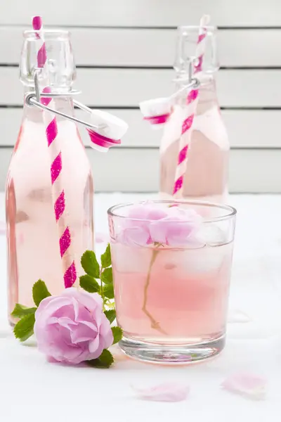 Lemoniada Domowa Róża Butelkach Białej Powierzchni Kwiatów Szkło — Zdjęcie stockowe