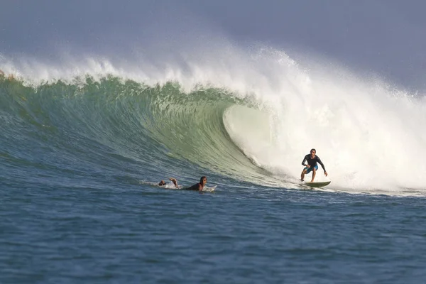 Indonésia Bali Homens Surfando Uma Onda Oceano — Fotografia de Stock