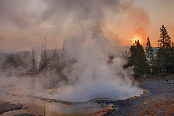 Usa Wyoming Yellowstone National Park Vapor Subiendo Desde Firehole Spring — Foto de Stock