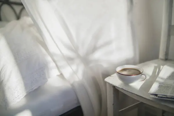 一杯のコーヒーと寝室で古い椅子の上新聞 — ストック写真