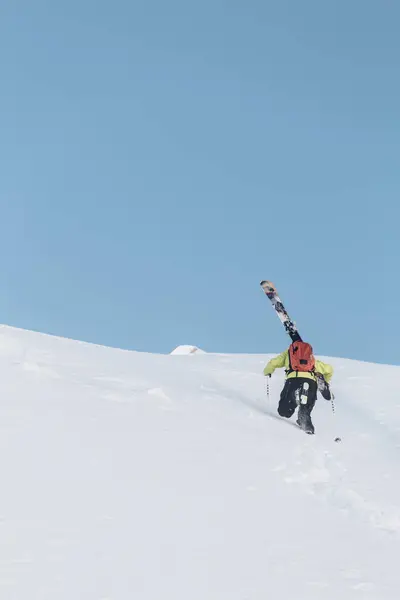 奥地利 蒂罗尔 Arlberg 年轻人登高山与滑雪板 — 图库照片