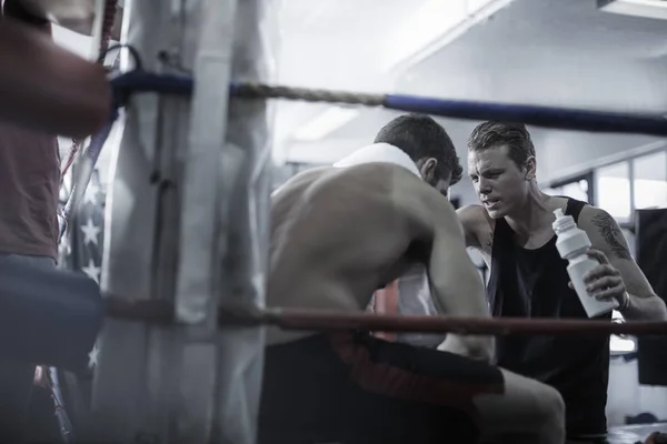 Boxer Ter Uma Pausa Com Treinador Canto Anel Boxe — Fotografia de Stock