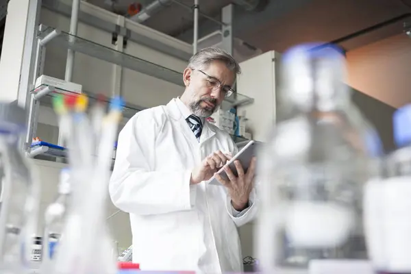 Scientist Using Digital Tablet Laboratory — Stock Photo, Image