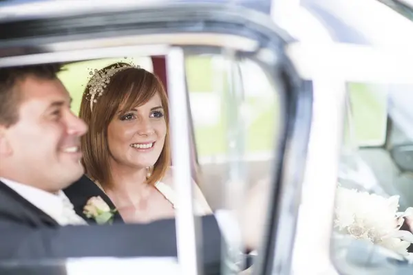 Close Happy Bride Groom Sitting Car — Stock Photo, Image