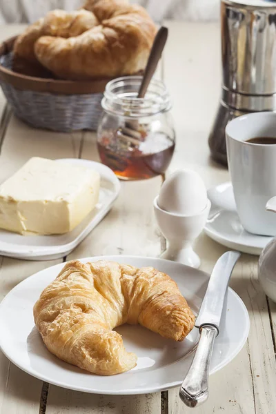 Colazione Con Croissant Uova Caffè Miele Burro — Foto Stock