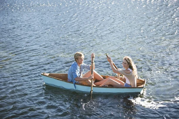 Casal Jovem Barco Remo Lago — Fotografia de Stock