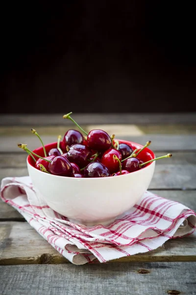 Organic cherries in bowl — Stock Photo, Image