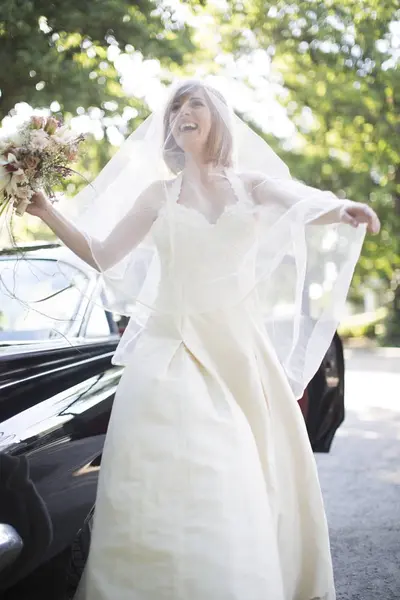 Happy Bride Car — Stock Photo, Image